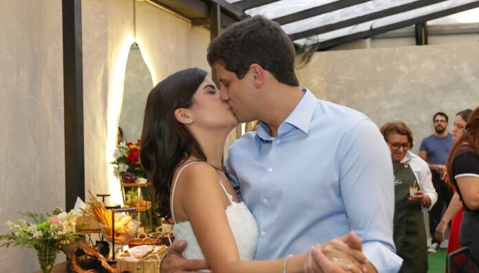 Tabata Amaral e João Campos se beijam