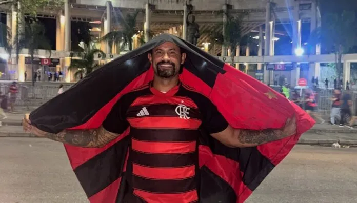 O ex-goleiro Bruno em frente ao Maracanã com a camisa do Flamengo