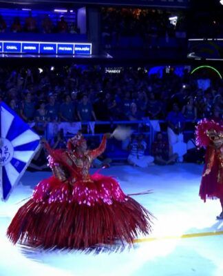 Ao lado do mestre-sala Claudinho, ela comemora 30 anos defendendo o pavilhão da Beija-Flor, consolidando uma das parcerias mais longevas e vitoriosas do Carnaval carioca. O casal é símbolo de elegância, sintonia e tradição na azul e branca de Nilópolis (Foto: Reprodução/Globo)