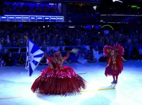 Ao lado do mestre-sala Claudinho, ela comemora 30 anos defendendo o pavilhão da Beija-Flor, consolidando uma das parcerias mais longevas e vitoriosas do Carnaval carioca. O casal é símbolo de elegância, sintonia e tradição na azul e branca de Nilópolis (Foto: Reprodução/Globo)