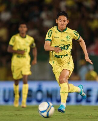 Chico, do Mirassol, com a bola dominada