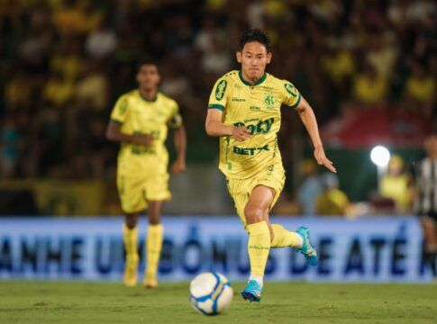 Chico, do Mirassol, com a bola dominada