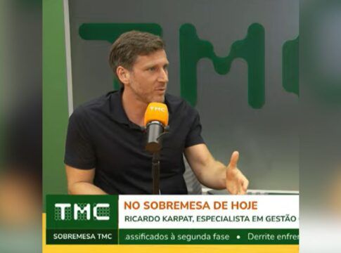 Especialista em condomínio gesticula durante entrevista no estúdio