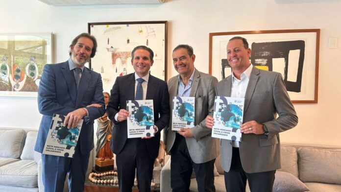 Representantes da TMC entregam estudo sobre bets ao presidente da Câmara dos Deputados