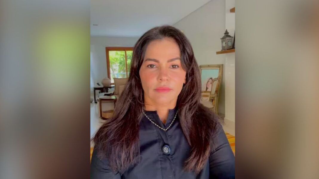 Suzana Alves, vestida com roupa escura, faz video em sua casa