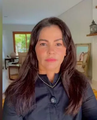 Suzana Alves, vestida com roupa escura, faz video em sua casa