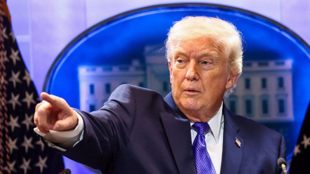 Donald Trump aponta o dedo durante entrevista coletiva na Casa Branca