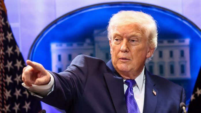 Donald Trump aponta o dedo durante entrevista coletiva na Casa Branca