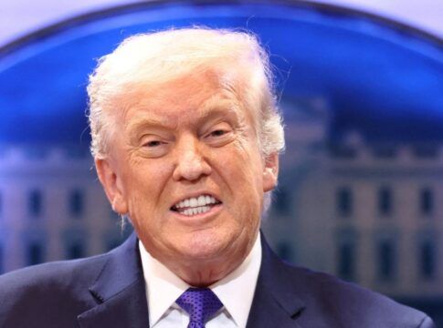 Donald Trump discursa ao microfone na Casa Branca