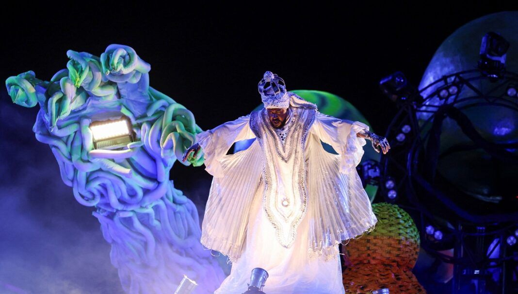 Folião da escola de samba Paraíso do Tuiuti se apresenta durante o Carnaval do Rio de Janeiro (Foto: Pilar Olivares/Reuters)