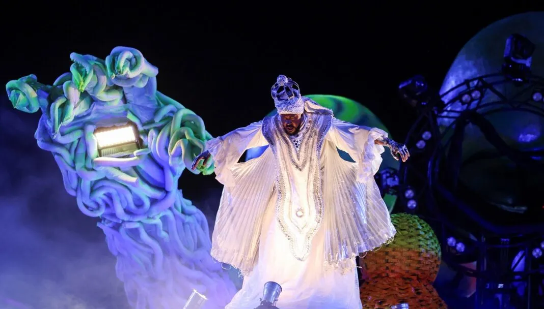 Folião da escola de samba Paraíso do Tuiuti se apresenta durante o Carnaval do Rio de Janeiro (Foto: Pilar Olivares/Reuters)