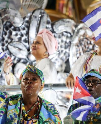 Foliões da escola de samba Paraíso do Tuiuti se apresentam no Carnaval do Rio de Janeiro (Foto: Pilar Olivares/Reuters)