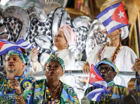 Foliões da escola de samba Paraíso do Tuiuti se apresentam no Carnaval do Rio de Janeiro (Foto: Pilar Olivares/Reuters)