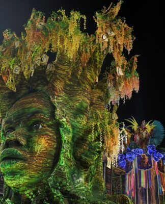A Unidos da Tijuca encerrou as apresentações do grupo especial do carnaval carioca com um enredo em homenagem à escritora Carolina Maria de Jesus. (Foto: Pilar Olivares/Reuters)