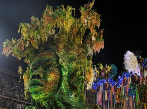 A Unidos da Tijuca encerrou as apresentações do grupo especial do carnaval carioca com um enredo em homenagem à escritora Carolina Maria de Jesus. (Foto: Pilar Olivares/Reuters)
