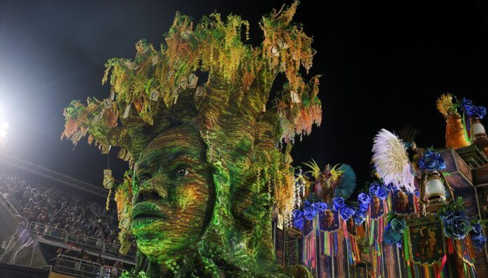 A Unidos da Tijuca encerrou as apresentações do grupo especial do carnaval carioca com um enredo em homenagem à escritora Carolina Maria de Jesus. (Foto: Pilar Olivares/Reuters)