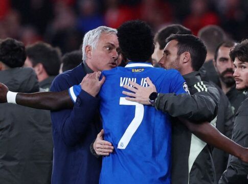 José Mourinho ao lado de Vinicius Jr.