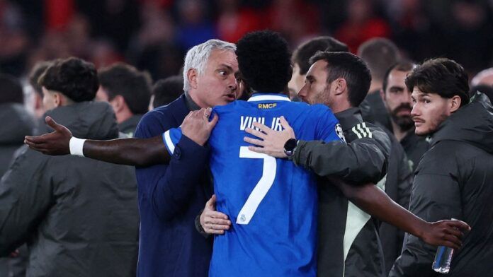 José Mourinho ao lado de Vinicius Jr.