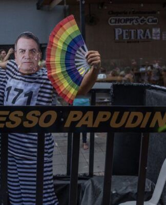 Bloco em SP tem Trump com bigode de Hitler e Bolsonaro e Vorcaro presidiários