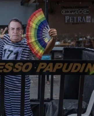 Bloco em SP tem Trump com bigode de Hitler e Bolsonaro e Vorcaro presidiários