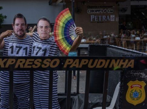 Bloco em SP tem Trump com bigode de Hitler e Bolsonaro e Vorcaro presidiários