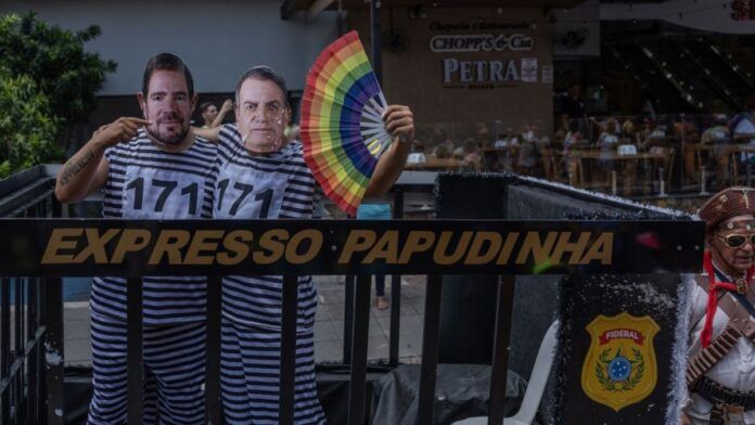 Bloco em SP tem Trump com bigode de Hitler e Bolsonaro e Vorcaro presidiários