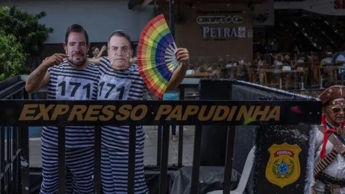 Bloco em SP tem Trump com bigode de Hitler e Bolsonaro e Vorcaro presidiários