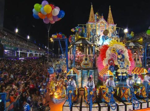 Desfile de carro alegórico na Sapucaí