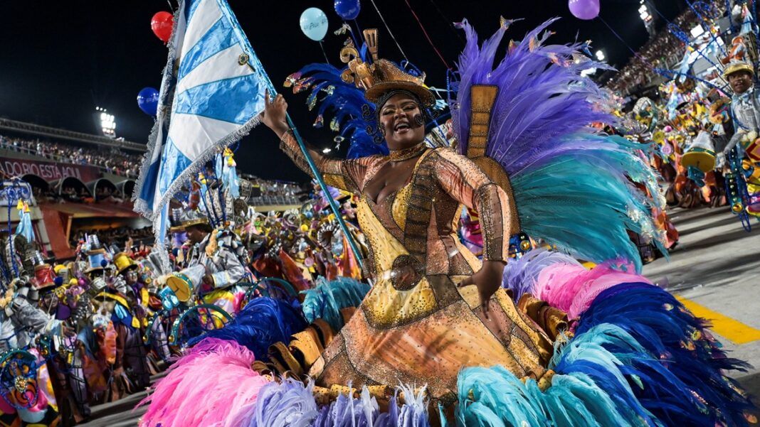 Folião da escola de samba Unidos de Vila Isabel se apresenta no Sambódromo durante o Carnaval do Rio de Janeiro. (Foto: Tita Barros/Reuters)