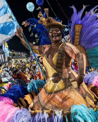 Folião da escola de samba Unidos de Vila Isabel se apresenta no Sambódromo durante o Carnaval do Rio de Janeiro. (Foto: Tita Barros/Reuters)