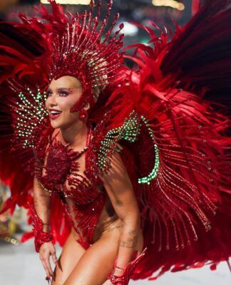 A Rainha de Bateria Virginia Fonseca, da escola de samba Grande Rio, se apresenta durante o Carnaval do Rio de Janeiro (Foto: Pilar Olivares/Reuters)