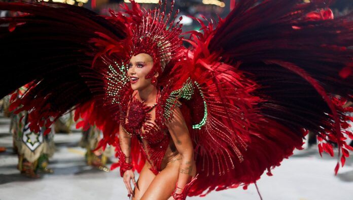 A Rainha de Bateria Virginia Fonseca, da escola de samba Grande Rio, se apresenta durante o Carnaval do Rio de Janeiro (Foto: Pilar Olivares/Reuters)