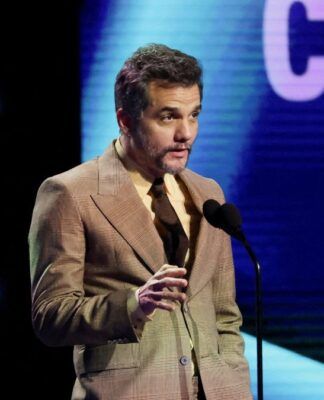 Wagner Moura fala ao microfone durante cerimônia de premiação nos EUA