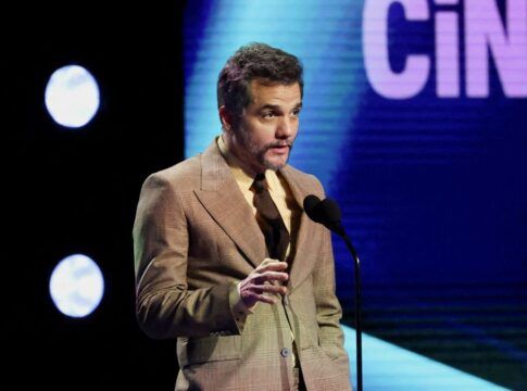 Wagner Moura fala ao microfone durante cerimônia de premiação nos EUA