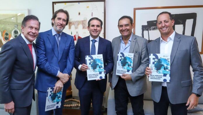 Estudo exclusivo da TMC sobre bets é entregue em mãos a Hugo Motta, em Brasília
