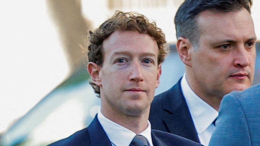 Mark Zuckerberg se encaminha ao tribunal onde participa de julgamento