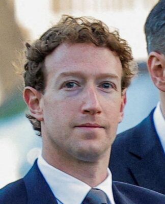 Mark Zuckerberg se encaminha ao tribunal onde participa de julgamento