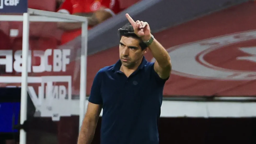 O técnico do Palmeiras, Abel Ferreira, em jogo contra o Internacional
