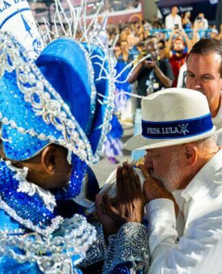 Lula e sambista durante desfile da escola de samba Acadêmicos de Niterói
