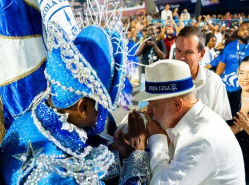 Lula e sambista durante desfile da escola de samba Acadêmicos de Niterói