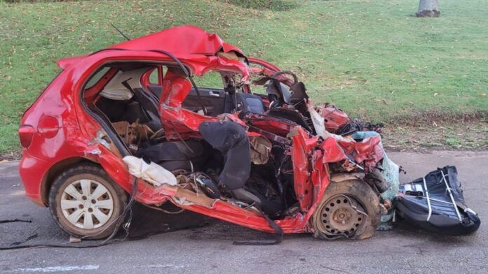 Colisão frontal entre carro e carreta mata cinco pessoas no interior de Goiás