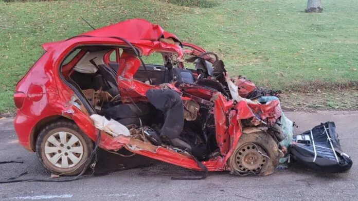 Colisão frontal entre carro e carreta mata cinco pessoas no interior de Goiás