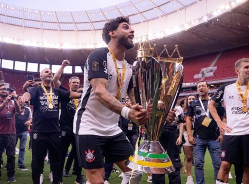 Yuri Alberto levanta a taça da Copa do Brasil no Mané Garrincha
