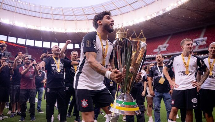 Yuri Alberto levanta a taça da Copa do Brasil no Mané Garrincha