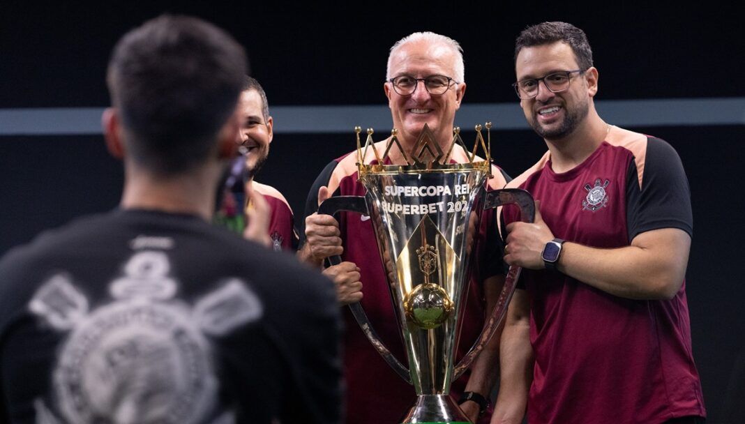Pedro Sotero, Dorival Júnior, Lucas Silvestre com a taça da Supercopa do Brasil