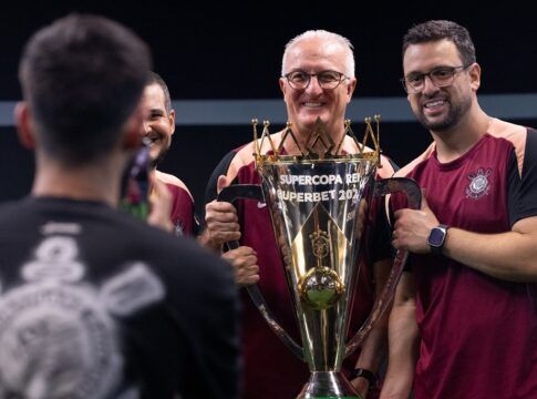 Pedro Sotero, Dorival Júnior, Lucas Silvestre com a taça da Supercopa do Brasil