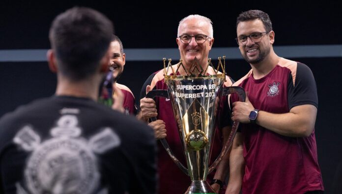 Pedro Sotero, Dorival Júnior, Lucas Silvestre com a taça da Supercopa do Brasil