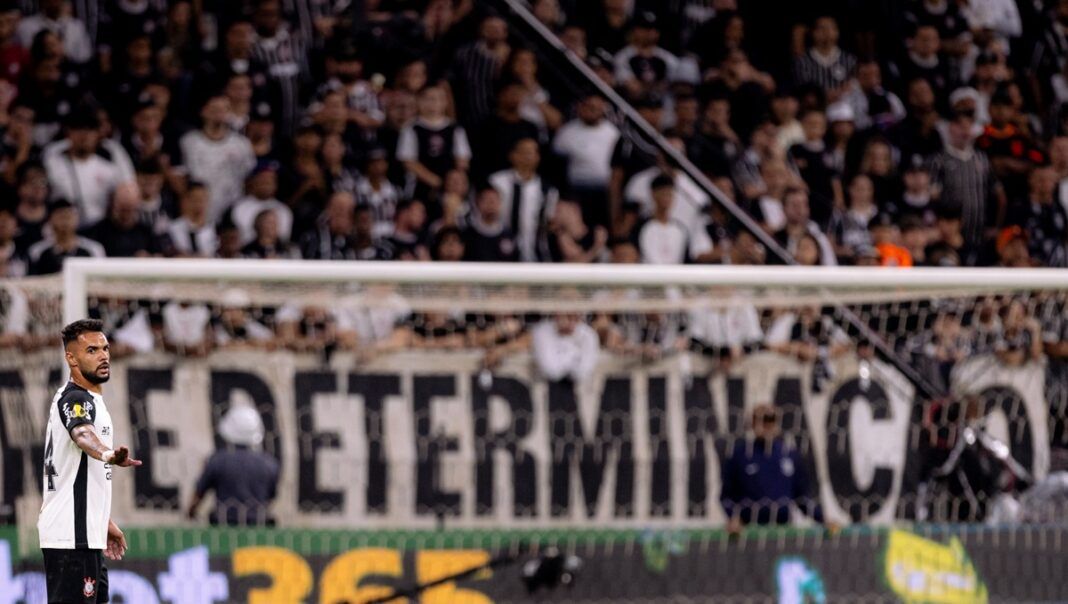 Raniele com a torcida do Corinthians de fundo, em Itaquera