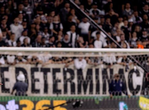 Raniele com a torcida do Corinthians de fundo, em Itaquera