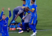 Jogador Alexandre, do Sampaio Corrêa, caído no chão e é atendido após sofrer convulsão em partida contra o Flamengo
